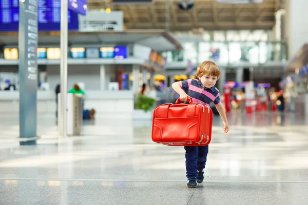 Petit garçon fatigué à l'aéroport, voyageant — Photo