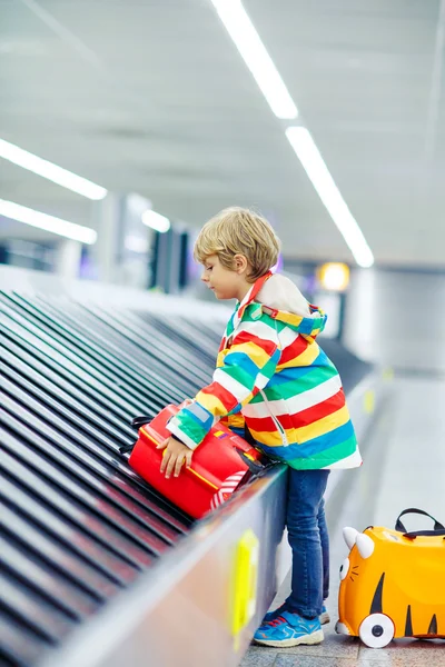 Piccolo ragazzo stanco in aeroporto, in viaggio — Foto Stock