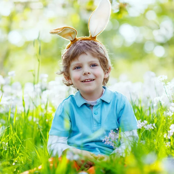 Liten unge pojke med Easter bunny öron, Utomhus — Stockfoto