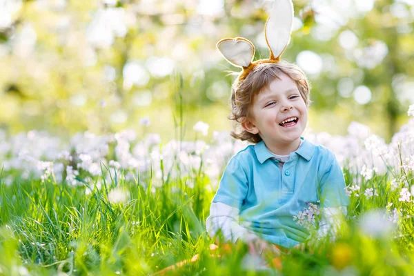 Mały chłopiec dziecko z Easter bunny uszy, na zewnątrz — Zdjęcie stockowe