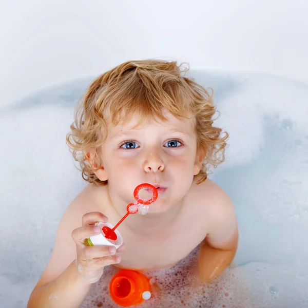 Bambino ragazzo giocare con bolle di sapone in vasca da bagno — Foto Stock