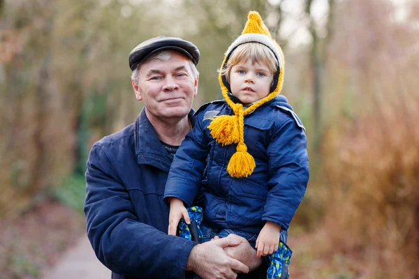 Feliz abuelo con su nieto en el brazo —  Fotos de Stock