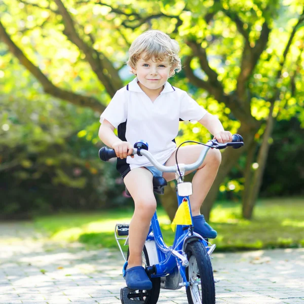 Piccolo bambino in età prescolare in bicicletta in estate — Foto Stock