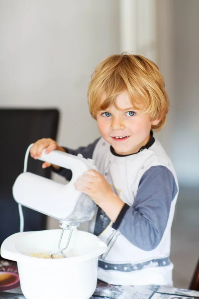 Adorable little boy helping and baking pie — Stock Photo, Image