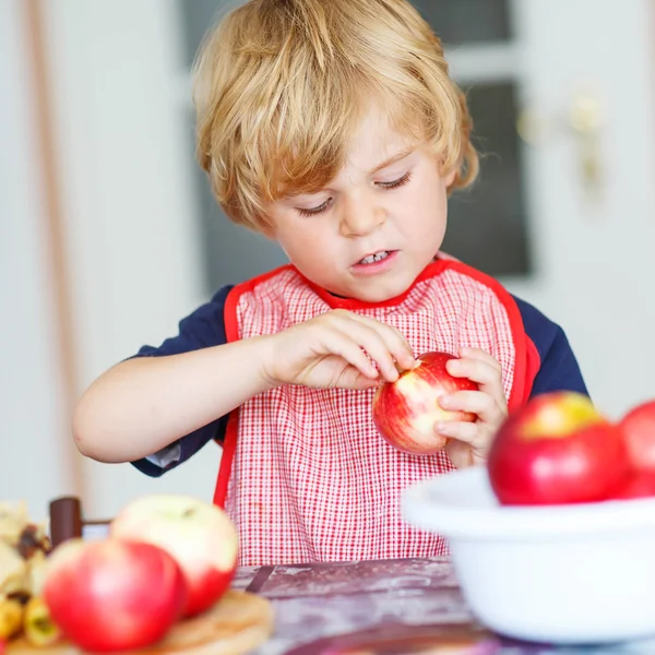 Adorável menino ajudando e assar torta de maçã em casas kitc — Fotografia de Stock