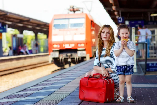 Ładny mały dziewczyna i matka na stacji kolejowej. — Zdjęcie stockowe
