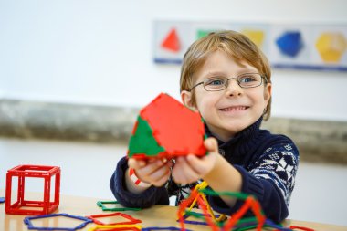 Geometrik figürler ile plastik blok bina küçük çocuk çocuk