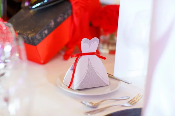 Elegancki stół czarny czerwony biały zestaw do ślubu — Zdjęcie stockowe