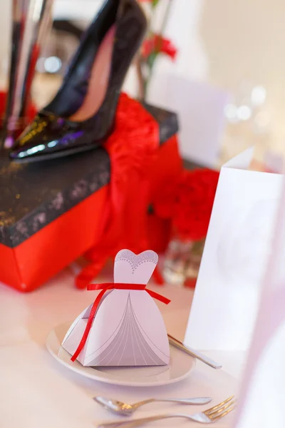 Elegáns asztali készlet a piros-fekete, fehér, esküvő — Stock Fotó