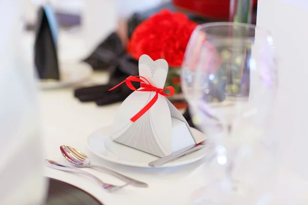 Eleganter Tisch in rot schwarz weiß für die Hochzeit — Stockfoto