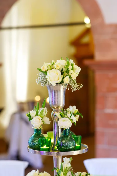 Elegant table set in soft green for wedding — Stock Photo, Image