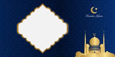 Ramazan Kareem afişi tebrik kartı şablonu tasarımı. Mavi altın renginde, ay, bulut, yıldız ve cami dekorasyonlu vektör çizimi. Lüks İslami arkaplan