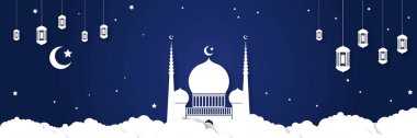 İslam 'ın kutsal Ramazan ayı mübarek ya da Hac Umrah Sancağı Bulut, Cami, Asılı Beyaz Fenerler, Koyu Mavi Dokulu Arkaplanda Beyaz Hilal. Modern web sitesi başlıkları veya afişler