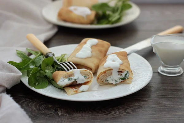 Pfannkuchen mit Quark, Kräutern und Spinat — Stockfoto