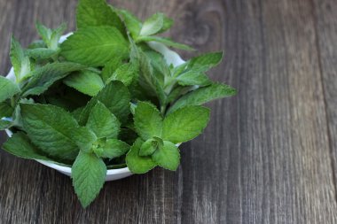 Ahşap masa fotokopi alanında taze nane. Seçici odak