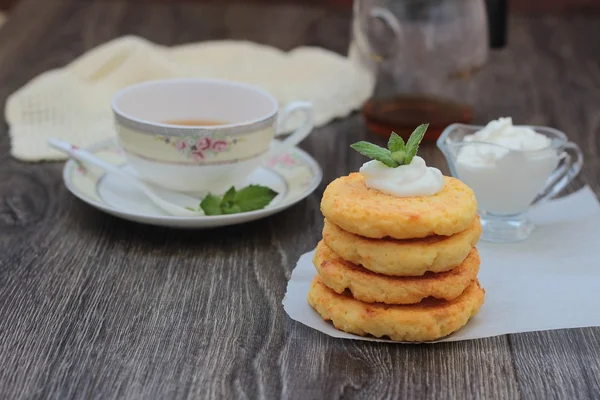 Syrniki. Russian cottage cheese pancakes with sour cream and mint