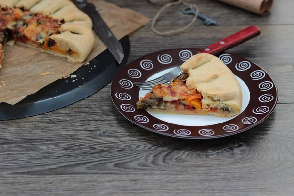 Torta galette fatta in casa con melanzane alla griglia, pomodori e peperoni su sfondo di legno — Foto Stock