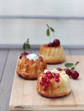 Çilek ile çeşitli mini cheesecake. Süzme peynir güveç