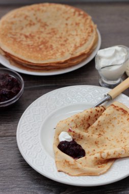 Krep yığını berry reçel ve krema ile servis