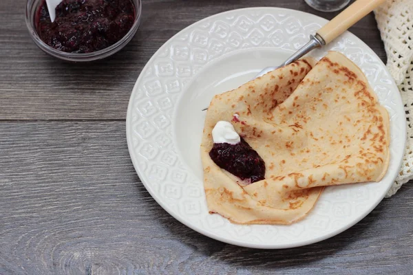 Empilement de crêpes servies avec confiture de baies et crème sure — Photo