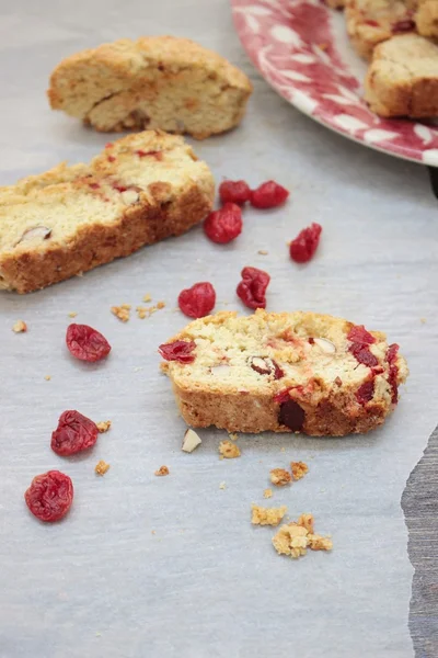 Włoski cookie crisp. Biscotti z suszonymi wiśniami i migdałami — Zdjęcie stockowe