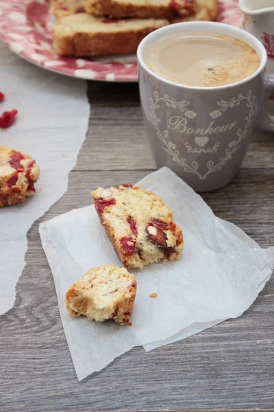 Włoski cookie crisp. Biscotti z suszonymi wiśniami i migdałami — Zdjęcie stockowe