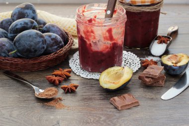 Çikolata ile ev yapımı Erik reçeli