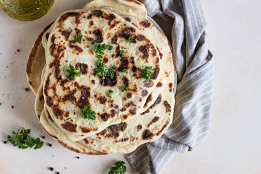 Hint ev yapımı maydanozlu ve zeytinyağlı geleneksel düz ekmek. Chapati, roti veya naan Hint gevreği..