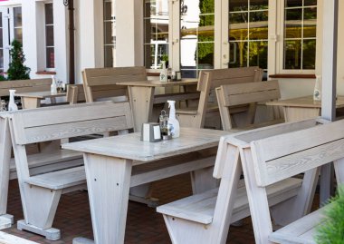 Şişede dezenfektan var. Kafede ya da dışarıdaki restoranda sprey var. Antiseptik, hijyen ve sağlık sigortası konsepti. Yeni normal yaşam tarzı kuralları. Coronavirus 'un yayılmasını engelliyorum, Covid-19..