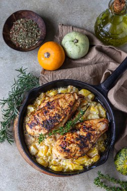 Izgara baharatlı tavuk göğsü ya da balkabaklı fileto ve demir tavada aromatik otlar. Sağlıklı yiyecekler. Üst Manzara. Seçici odak.