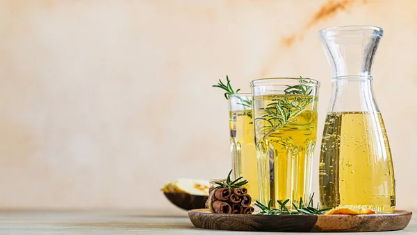 Birnen Oder Apfelmost Gläsern Und Flasche Mit Rosmarin Zimt Und — Stockfoto