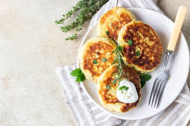 Patates ve mantarlı lezzetli sebze pirzolası aromatik otlar ve sosla servis edilir. Sağlıklı beslenme konsepti. Vejetaryen yemeği. Seçici odak.