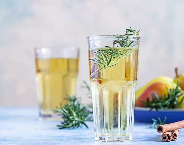 Birnenmost Cocktail Mit Rosmarin Hohen Gläsern Und Flasche Und Frischen — Stockfoto