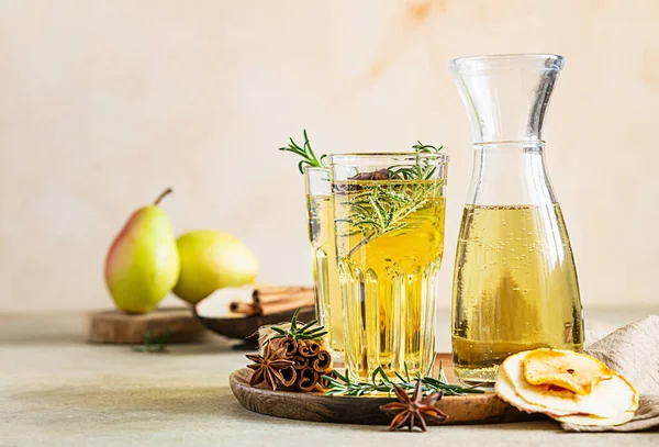 Apfel Oder Birnenmost Hohem Glas Und Flasche Mit Rosmarin Zimt — Stockfoto