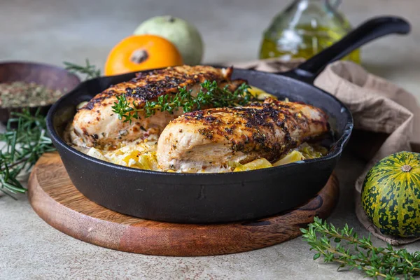 Pechuga Pollo Picante Parrilla Filete Con Calabaza Hierbas Aromáticas Sartén — Foto de Stock