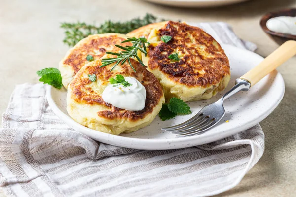 Heerlijke Groenteschotels Met Aardappel Champignon Geserveerd Met Aromatische Kruiden Saus — Stockfoto