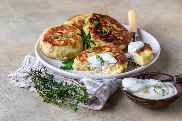 Heerlijke Groenteschotels Met Aardappel Champignon Geserveerd Met Aromatische Kruiden Saus — Stockfoto