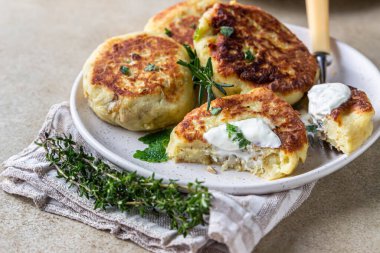 Patates ve mantarlı lezzetli sebze pirzolası aromatik otlar ve sosla servis edilir. Sağlıklı beslenme konsepti. Vejetaryen yemeği. Seçici odak.