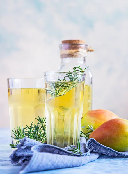 Birnenmost Cocktail Mit Rosmarin Hohen Gläsern Und Flasche Und Frischen — Stockfoto