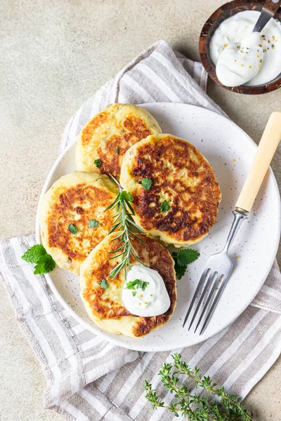 Heerlijke Groenteschotels Met Aardappel Champignon Geserveerd Met Aromatische Kruiden Saus — Stockfoto