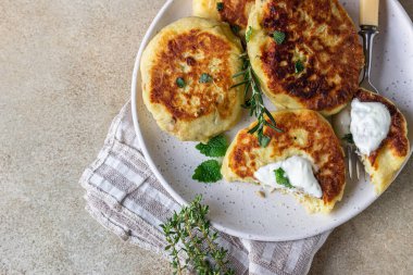 Patates ve mantarlı lezzetli sebze pirzolası aromatik otlar ve sosla servis edilir. Sağlıklı beslenme konsepti. Vejetaryen yemeği. Seçici odak.