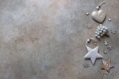 Çevre dostu Noel süslemeleri ve beton arka planda kumaş ve ahşaptan yapılmış oyuncaklar. Sıfır kayıp tatil konsepti. Noel ya da yeni yıl geçmişi. Düz yatıyordu.