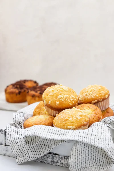 Muffins Baunilha Saborosos Recém Assados Muffins Com Cobertura Crumble Fundo — Fotografia de Stock