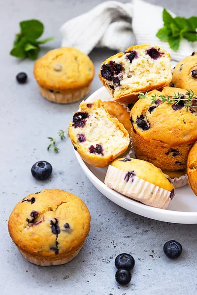 Muffins Végétaliens Sains Aux Bananes Aux Myrtilles Dans Bol Céramique — Photo