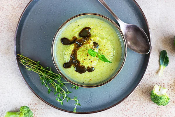 Sopa Creme Brócolis Deliciosa Servida Com Óleo Picante Hortelã Prato — Fotografia de Stock