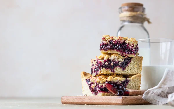 Frutti Bosco Fatti Casa Marmellata Quadrati Frolla Vetro Latte Sfondo — Foto Stock