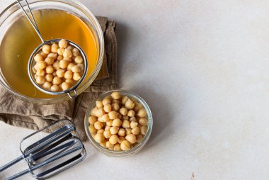 Haşlanmış nohut ve akafaba. Vejetaryen tarifi için yumurta nakli. Vejetaryen yemek konsepti. Sağlıklı ürün. Seçici odaklanma. Üst görünüm.