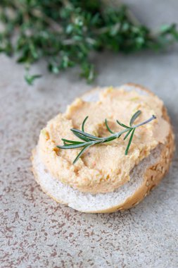 Ev yapımı ezme, yayılma ya da ekmek ve otlar üzerine krema, açık beton arka plan.