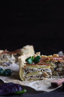 Ev yapımı tavuk, mantar ve patates turtası veya kiş, koyu kırsal beton arka plan. Fransız mutfağı..