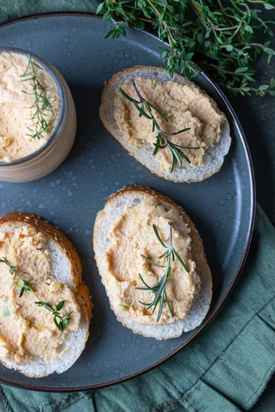 Smörgåsar Med Rökt Lax Och Mjuk Färskost Paté Eller Mousse — Stockfoto